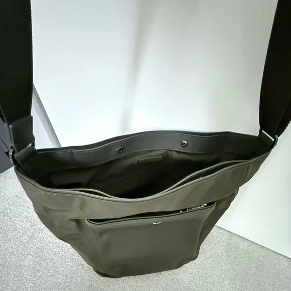 lululemon athletica Olive Crossbody Bag - Picture 2 of 6